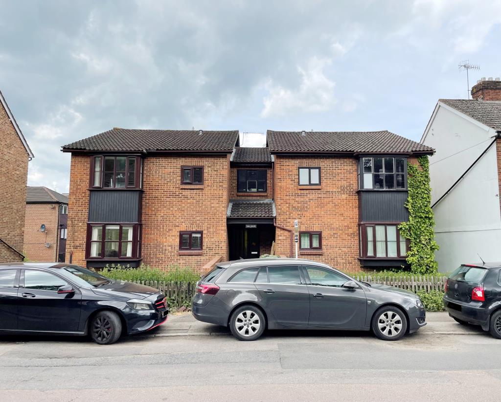 Lot: 132 - GROUND FLOOR STUDIO FLAT - Block of flats